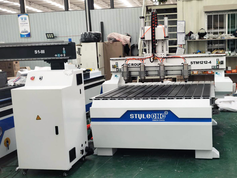 帶 4 個(gè)頭的多軸數(shù)控木工機(jī)