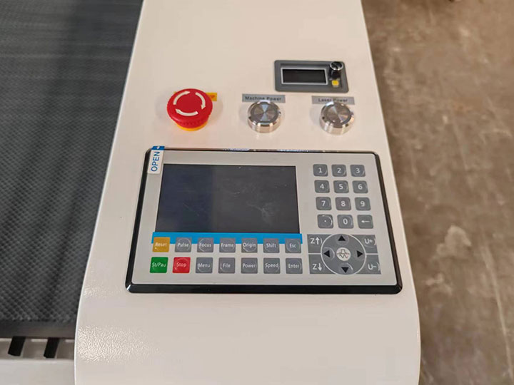 先進的液晶屏+USB接口+業余愛好激光切割機的離線控制 先進的液晶屏+USB接口+業余愛好激光切割機的離線控制