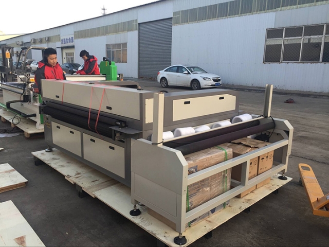 自動(dòng)送料布料激光切割機(jī) STJ1610厄瓜多爾 -2A