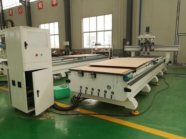 印尼四主軸氣動(dòng)自動(dòng)換刀數(shù)控雕刻機(jī)