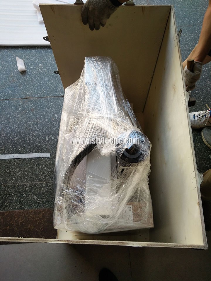 20W MOPA光纖激光打標(biāo)機(jī)發(fā)往美國(guó)