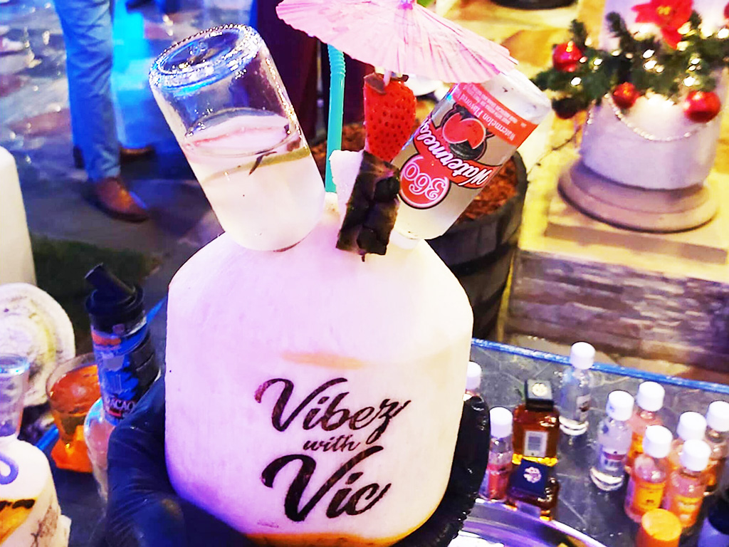 新鮮椰子上的激光雕刻標志