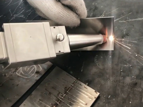 如何使用手持式激光焊接機(jī)? 如何使用手持式激光焊接機(jī)?