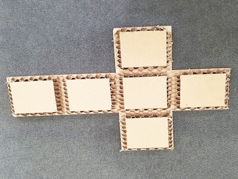 用于紙板箱制造的工業(yè)振動刀切割機(jī) 用于紙板箱制造的工業(yè)振動刀切割機(jī)