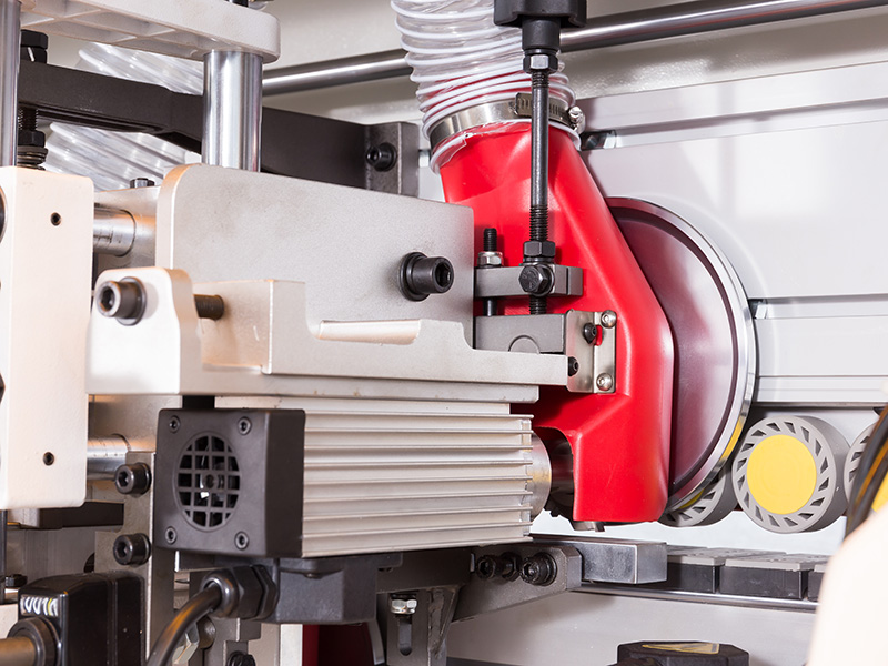 使用雙鋸對零件進行精修 使用雙鋸對零件進行精修