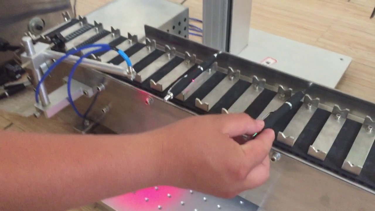 MOPA 激光打標機帶傳送帶，用于筆雕刻